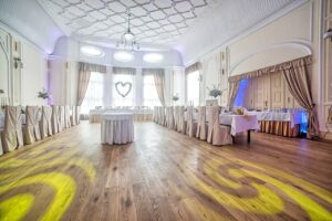 Dlaczego dekoracja światłem jest ważna podczas wesela?