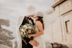 Czy warto wynająć fotobudkę 360 na wesele?